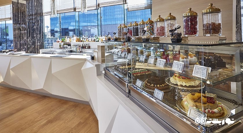 سرو کیک و شیرینی در  کافه ورتیس