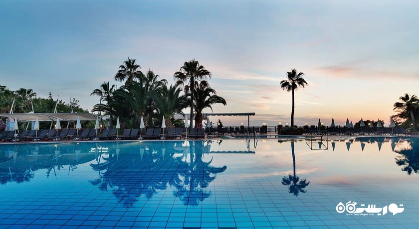چشم انداز زیبای استخر روباز