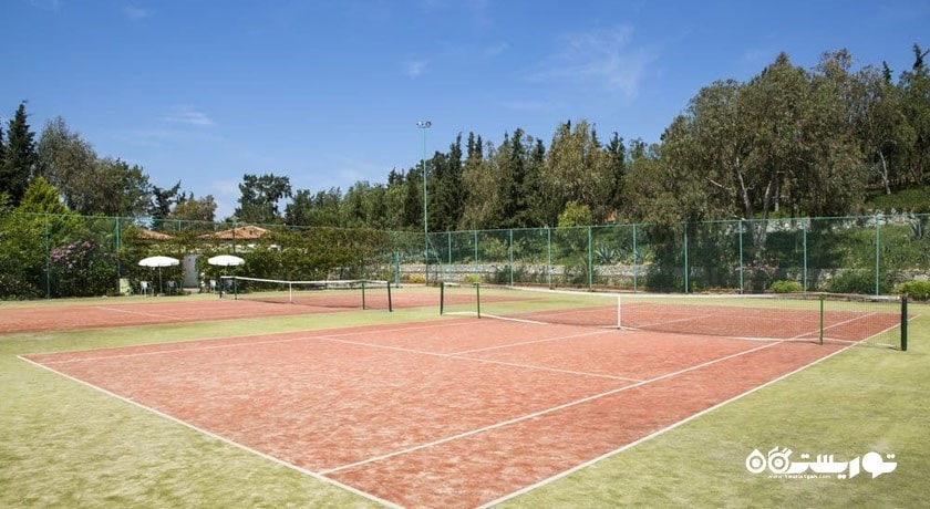 زمین تنیس هتل پاین بی هالیدی ریزورت