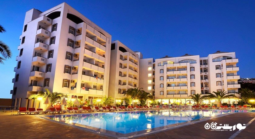 استخر روباز و ساختمان هتل