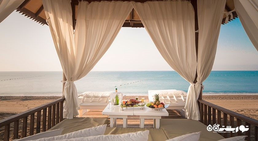 چشم انداز دریا از تخت های کنار ساحل