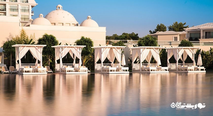 تخت های استراحت در کنار ساحل هتل