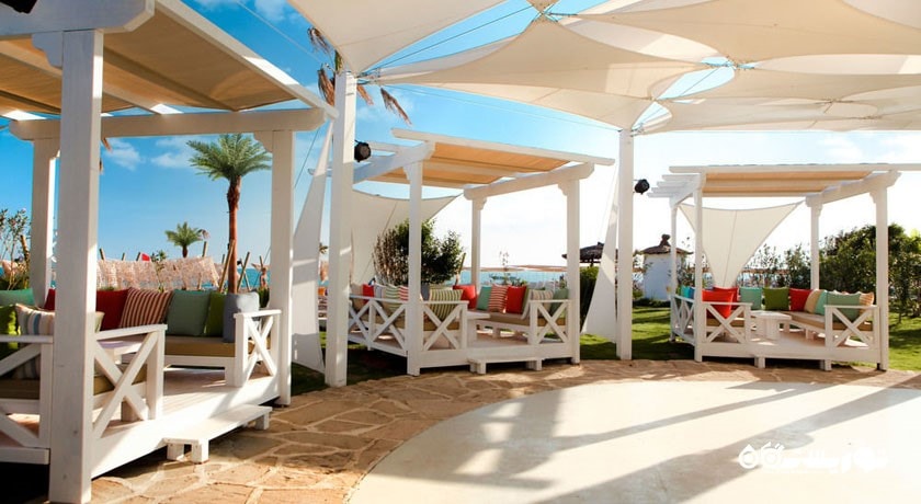 تخت های استراحت در کنار ساحل هتل