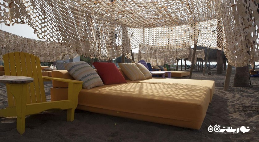 تخت استراحت کنار ساحل هتل