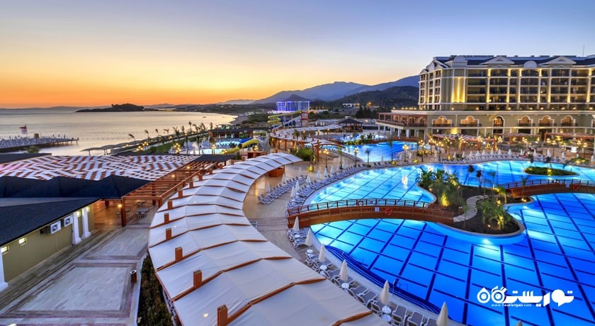 نمای استخر روباز و ساختمان هتل 