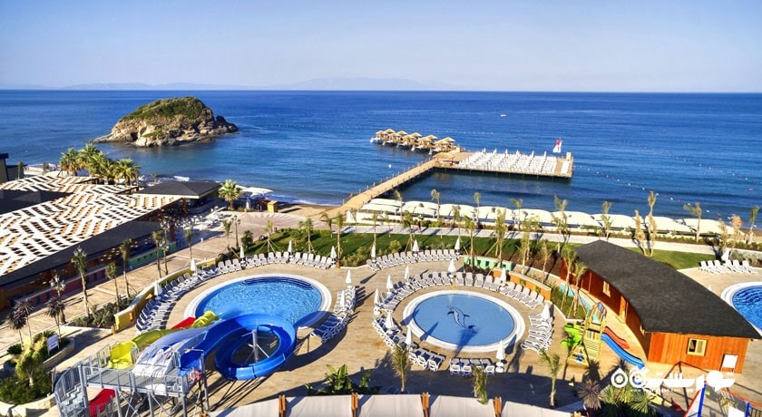 نمای استخر های روباز و ساحل هتل