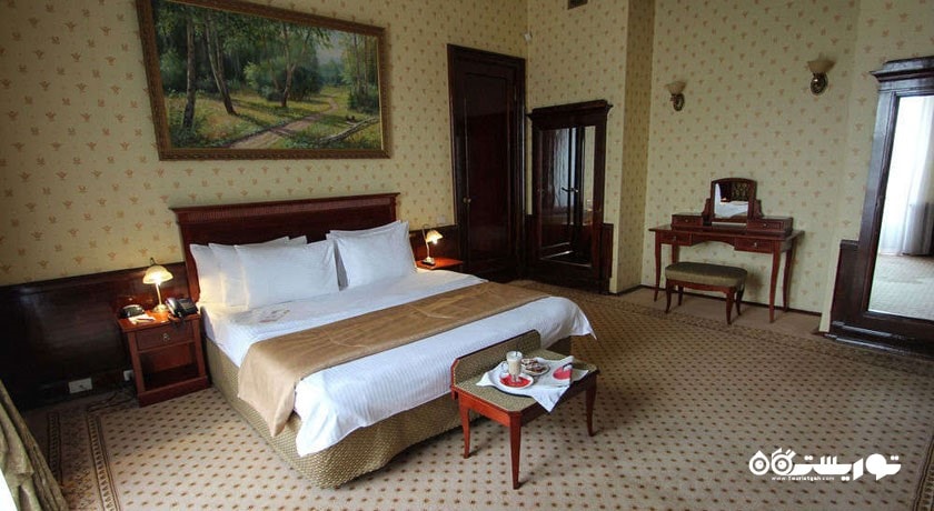 تخت بزرگ آپارتمان سه خوابه