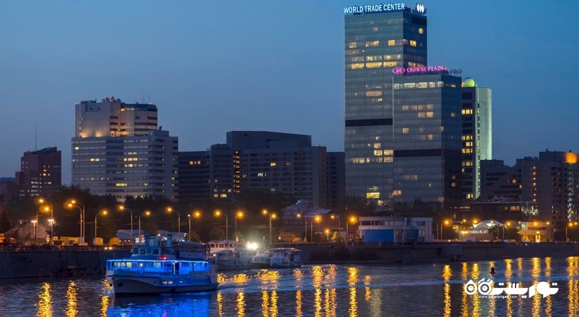 نمای شب هتل کرون پلازا ورلد ترید سنتر