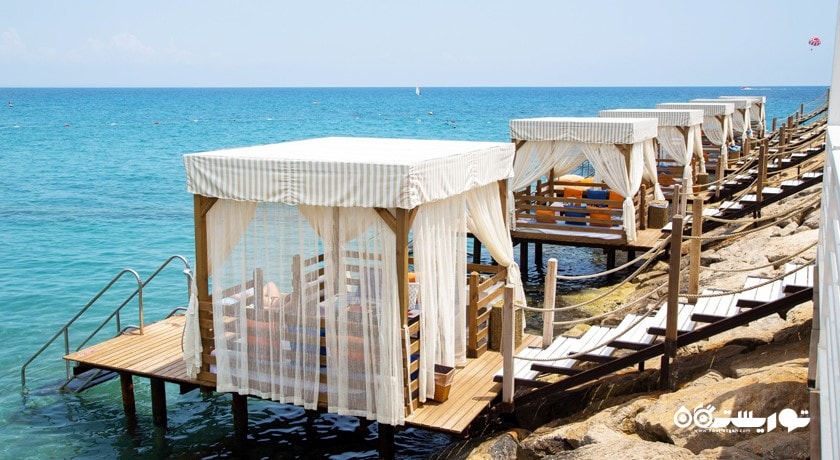 تخت های استراحت کنار ساحل