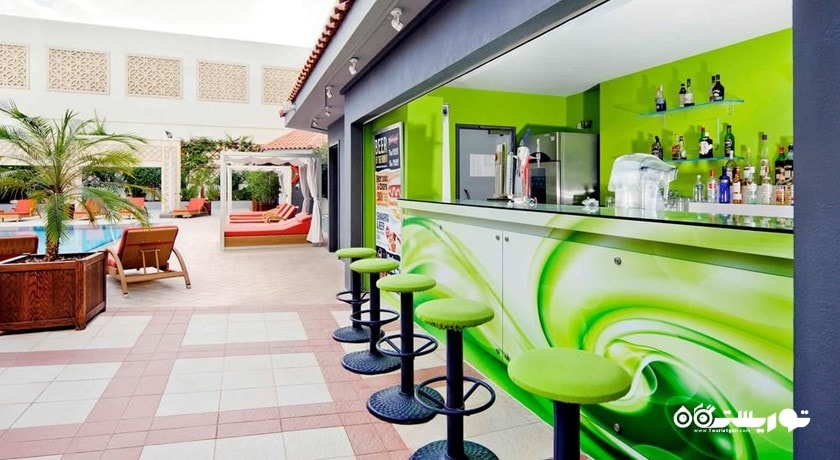 نمای بار کنار استخر چیلیز