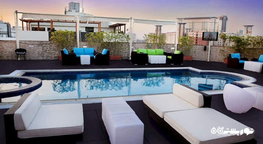 محوطه نشیمن در کنار استخر روباز هتل