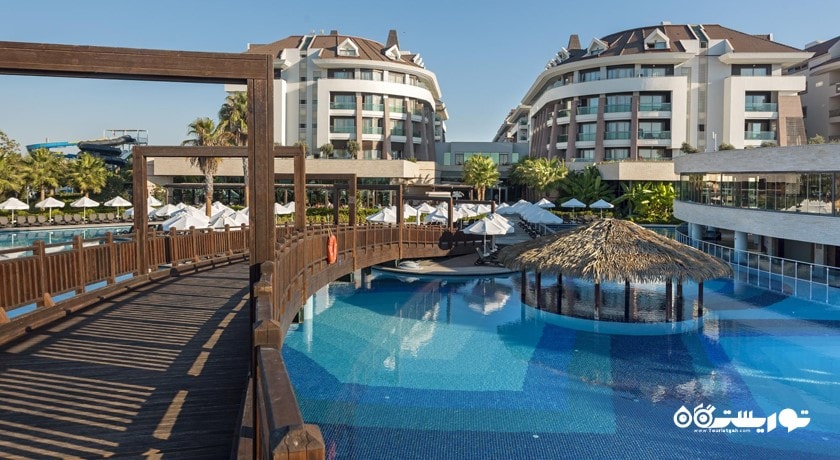 نمای استخر روباز و ساختمان هتل
