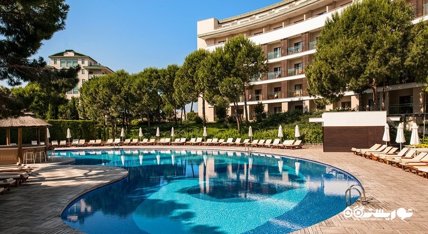 نمای استخر روباز و ساختمان هتل