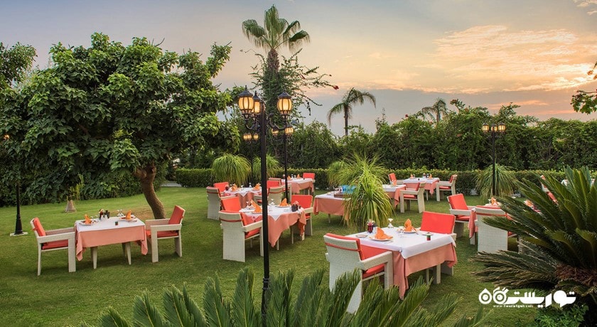 محوطه فضای باز رستوران لاکارنه