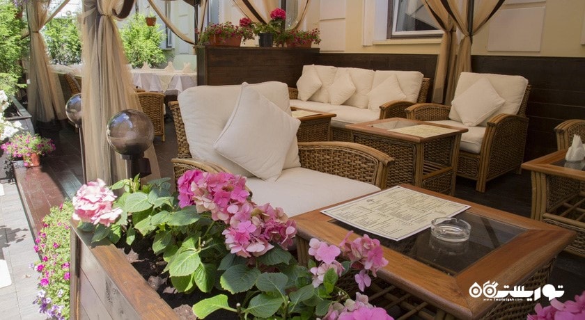 محوطه نشیمن در فضای باز هتل