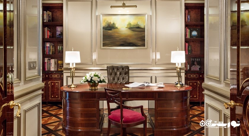 نمایی از میز کار سوئیت رویال