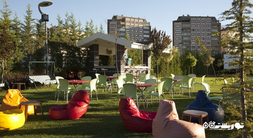 محوطه نشیمن در فضای باز هتل