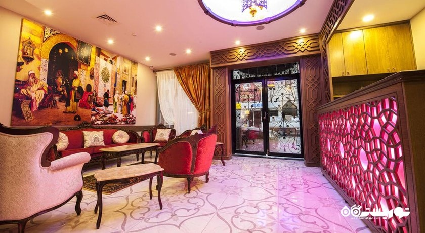 میز پذیرش و محوطه نشیمن لابی