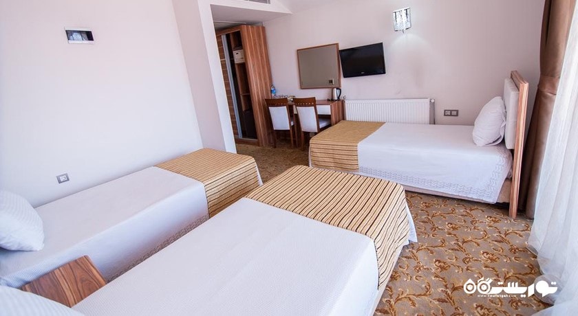 نمای تخت های اتاق تریپل