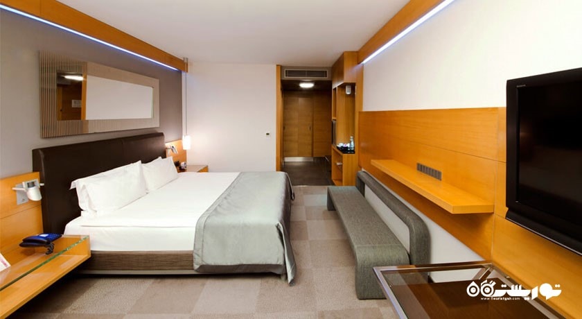 نمای تخت بزرگ اتاق دلوکس