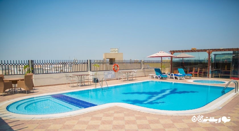 نمایی از استخر روباز هتل