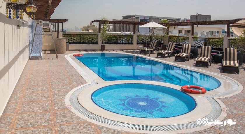 استخر روباز روی پشت بام هتل