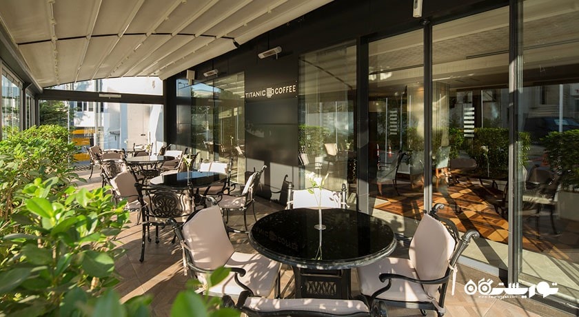 محوطه فضای باز تایتانیک کافی