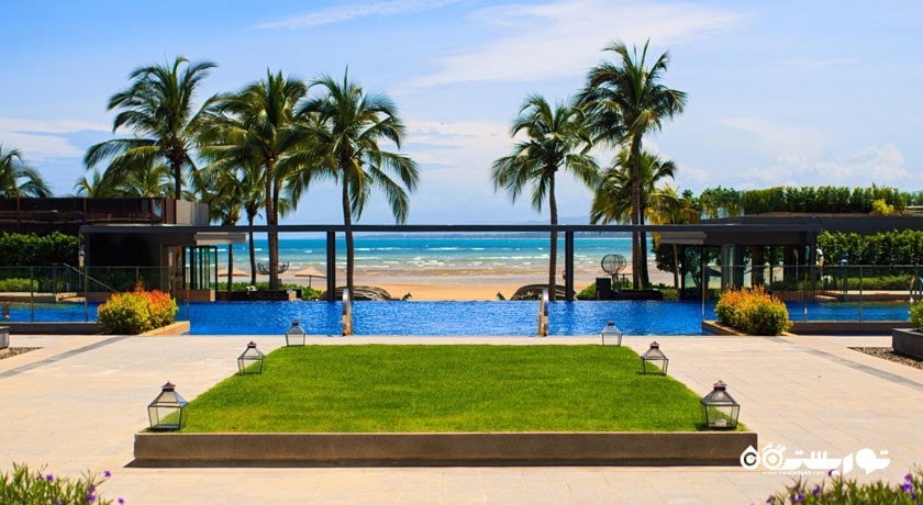 چشم انداز استخر روباز و ساحل اختصاصی هتل