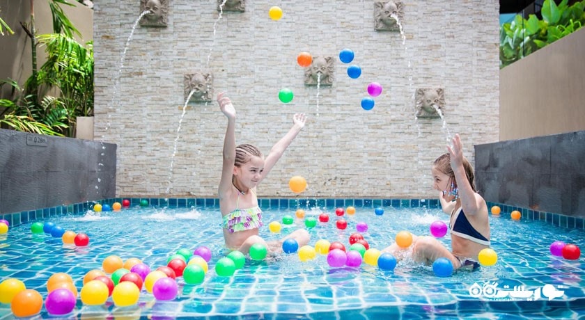 محوطه مخصوص کودکان در استخر روباز