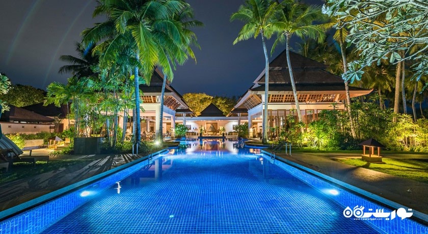نمای استخر روباز و ساختمان هتل