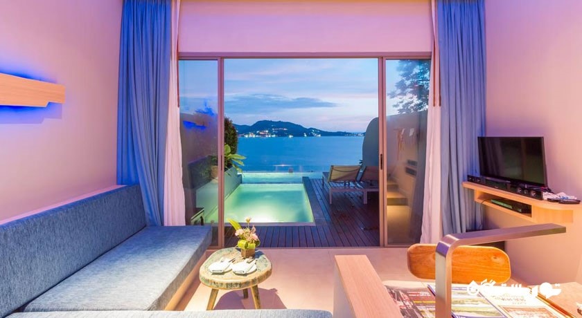 نشیمن اتاق با دسترسی به استخر