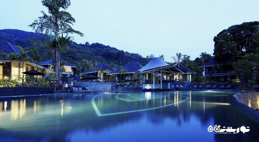 نمای استخر روباز و ساختمان هتل