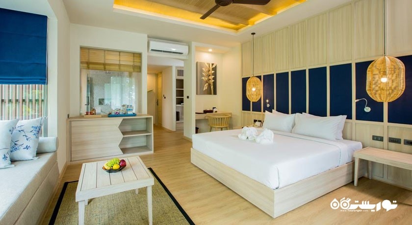 نمای دیگر از اتاق با دسترسی به استخر