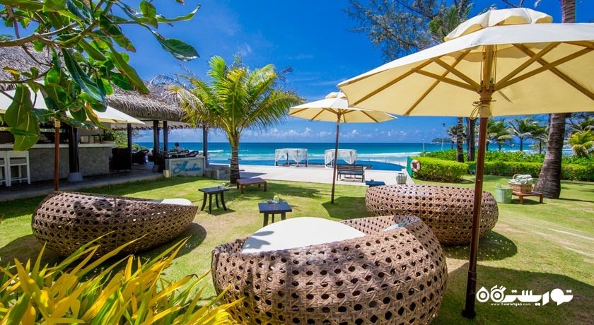 محوطه نشیمن در فضای سبز هتل