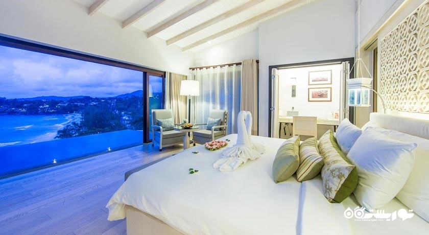 تخت بزرگ ویلا با چشم انداز دریا