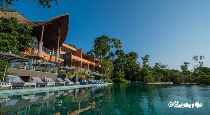 نمای استخر روباز و ساختمان هتل