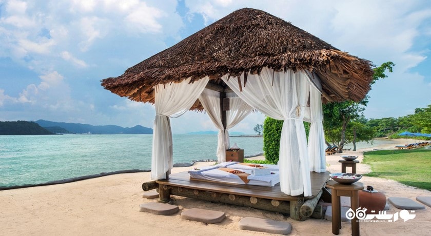 فضای استراحت در کنار ساحل هتل