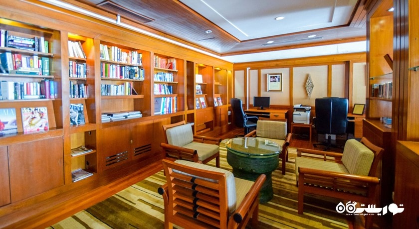 کتابخانه هتل دابل پول ویلا بانیان تری