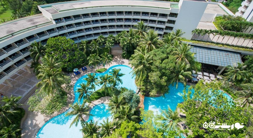 نمای استخر روباز و ساختمان هتل