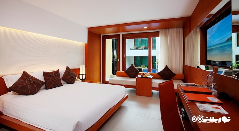 تخت بزرگ اتاق با دسترسی به استخر