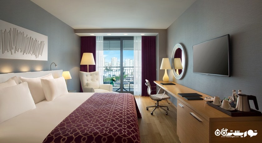 نمای اتاق دلوکس با چشم انداز شهر