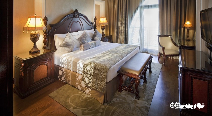 تخت بزرگ اقامتگاه لاگون رویال