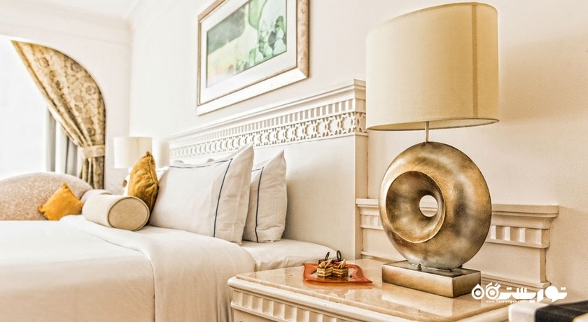 نمای تخت بزرگ اتاق کلاب