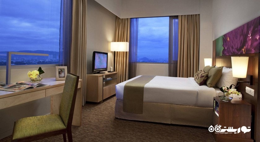 تخت بزرگ آپارتمان پرمیر سه خوابه