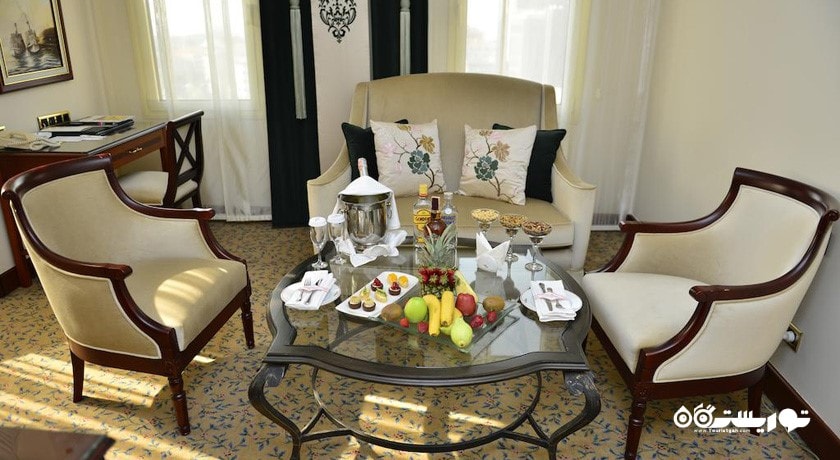 محوطه نشیمن سوئیت کرنر هتل گرند جواهر