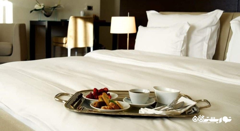 تخت بزرگ اتاق دلوکس با چشم اناز دریا