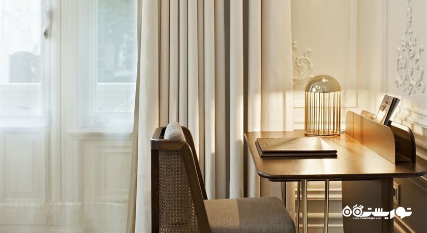 نمایی از میز کار سوئیت پنت هاوس