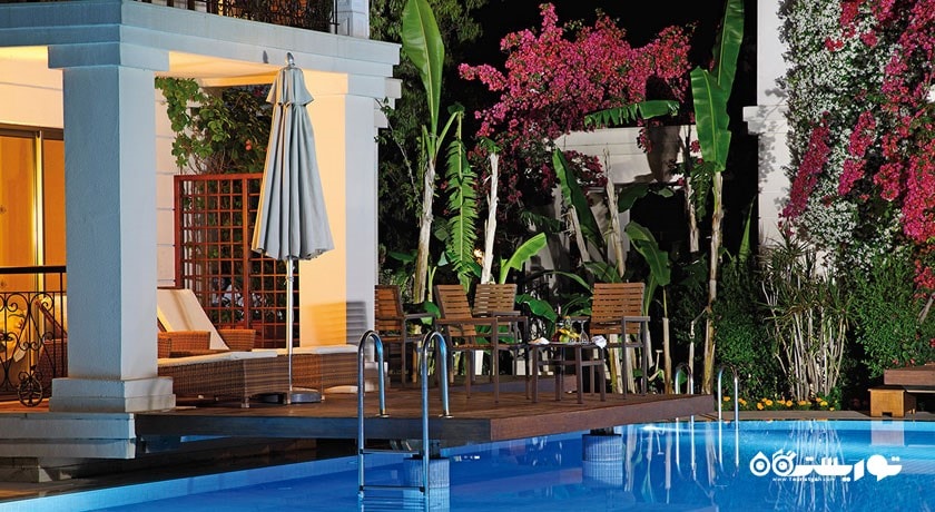 تراس روی استخر لیک هاوس