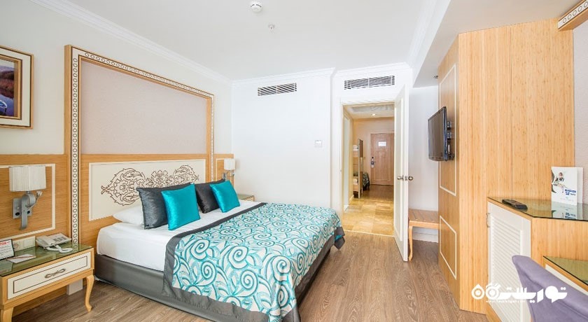 نمای تخت بزرگ اتاق فمیلی