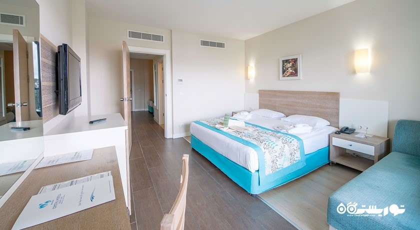 نمای تخت بزرگ اتاق فمیلی